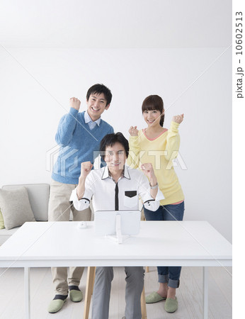 親子　父親　娘　タブレットパソコン　ガッツポーズ 10602513