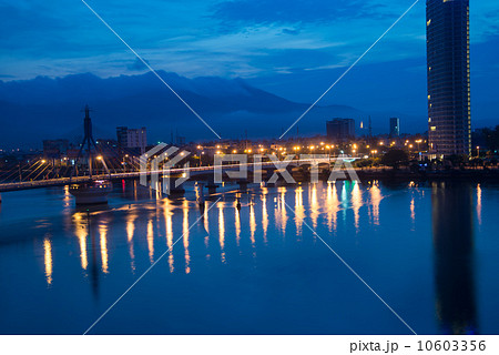 ベトナム、ダナンの夜明け 撮影午前5時ちょうど インドシナタワー4Fより ベトナム、ダナンの夜明け 撮影午前5時ちょうど インドシナタワー4Fより 10603356