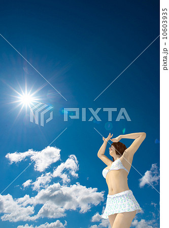 日差しが眩しい水着の女性のイラスト素材