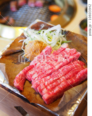 飛騨高山名物 「飛騨牛の朴葉味噌焼き」 10603942