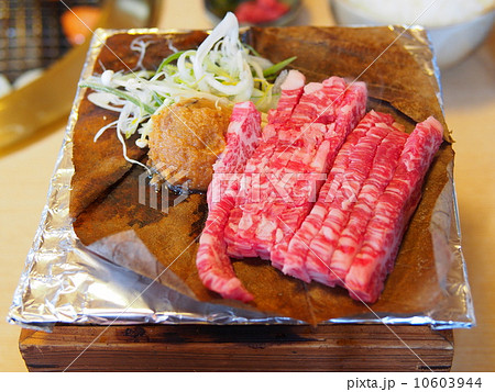 飛騨高山名物 「飛騨牛の朴葉味噌焼き」の写真素材 [10603944] - PIXTA