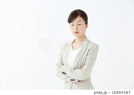 考えるシニア女性 10604387