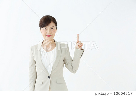 指差すシニア女性 指差すシニア女性 10604517