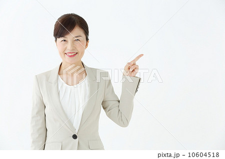 指差すシニア女性 指差すシニア女性 10604518