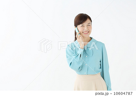 スマートフォンを使うシニア女性 10604787
