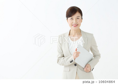 ノートパソコンを持ったシニア女性 10604864