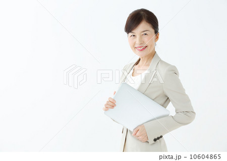 ノートパソコンを持ったシニア女性 10604865