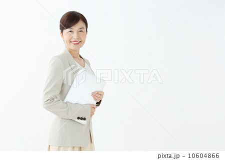 ノートパソコンを持ったシニア女性 10604866