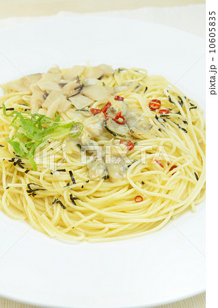 おいしいアサリときのこのパスタ 10605835