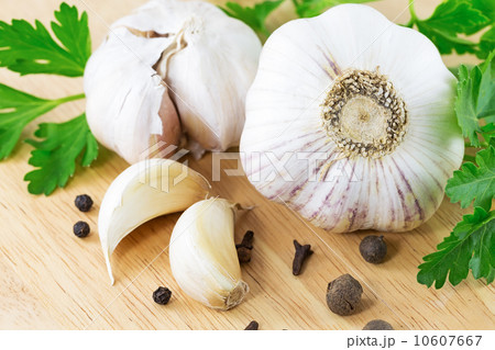garlic with parsley leaves 10607667