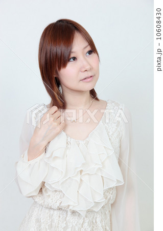 若い女性　ヘアスタイル 10608430