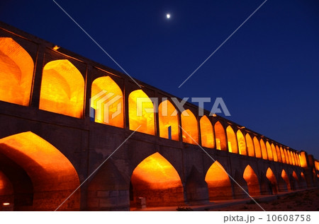 イスファハーンのスィー・オ・セ橋 10608758