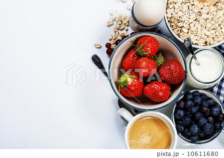 Healthy breakfast - muesli and berries 10611680