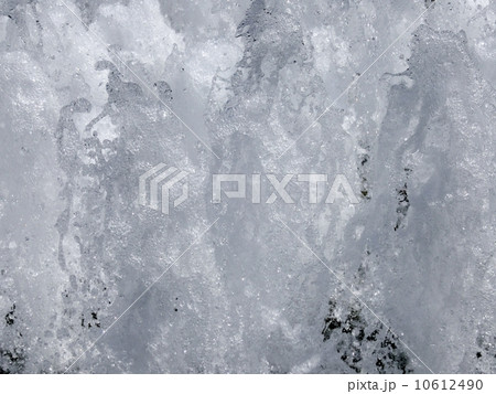 水しぶきをあげる噴水 10612490