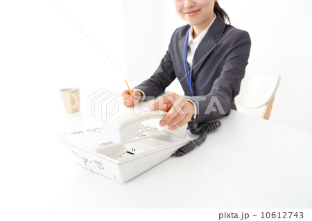 受話器を上げる女性社員 受話器を上げる女性社員 10612743