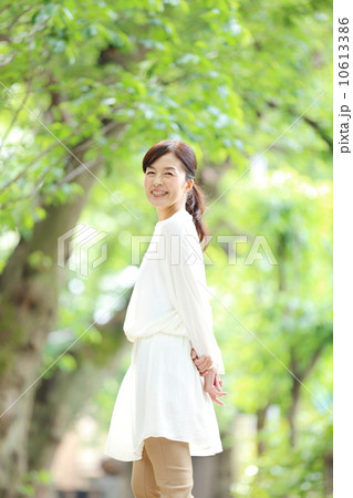 新緑・シニア女性 10613386