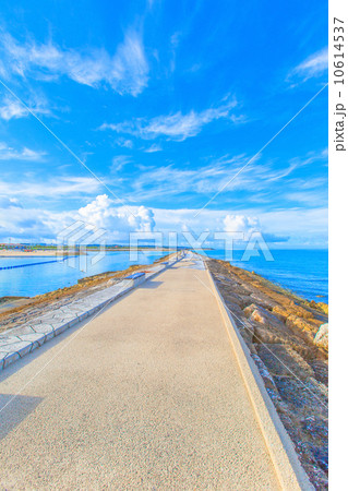 ベンチと海と空 10614537