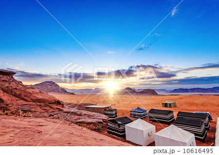 砂漠のサンセット(ヨルダン、ワディ・ラム) 10616495
