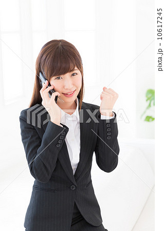 電話をする女性 ビジネス 電話をする女性 ビジネス 10617245
