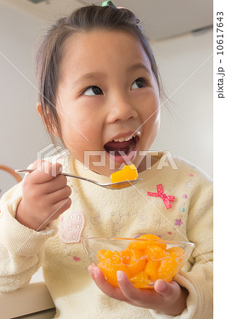 食べる　みかん　子供 10617643