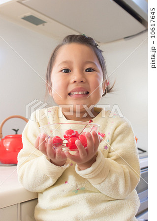 さくらんぼ　女の子 10617645