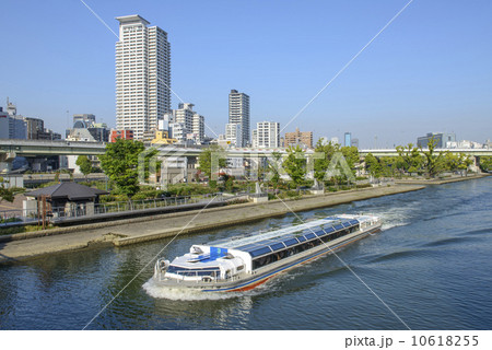 中之島公園を行く水上バス 10618255