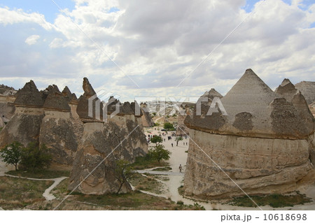 カッパドキアのきのこ岩(2) 10618698