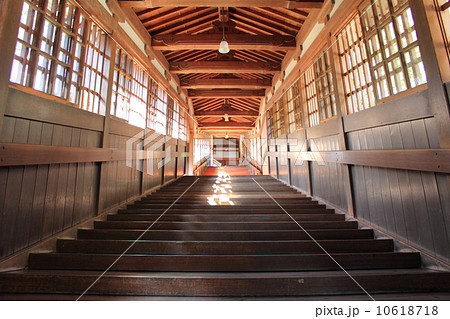 永平寺　階段状の回廊 10618718