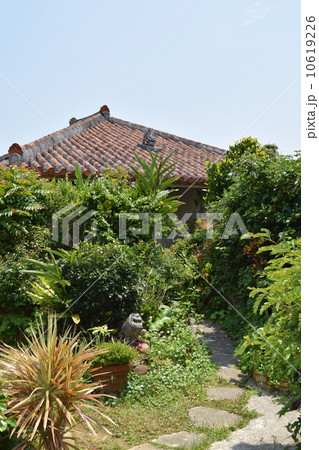 沖縄 読谷村 やちむんの里 赤瓦　シーサー 10619226