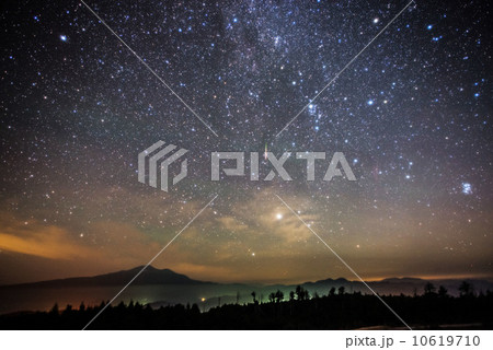 乗鞍岳と流星 10619710