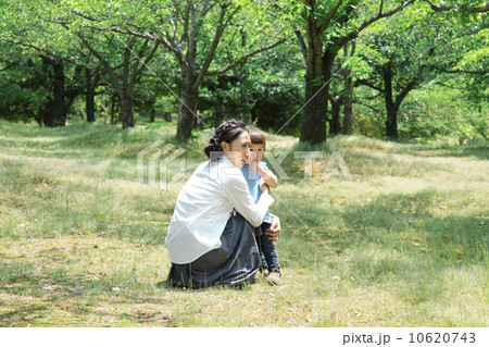 新緑の中の母と子 新緑の中の母と子 10620743