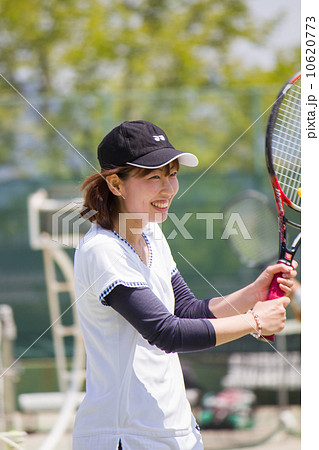 テニスをする女性 10620773