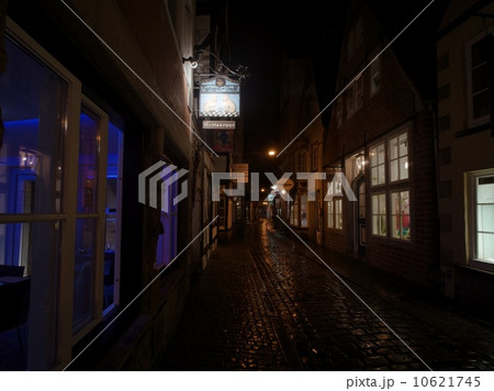 夜のヨーロッパの街並み 10621745