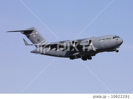 青空を飛行するアメリカ空軍の輸送機C-17 グローブマスターⅢ 青空を飛行するアメリカ空軍の輸送機C-17 グローブマスターⅢ 10622291