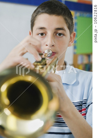 Elementary school student playing trumpet 10622816