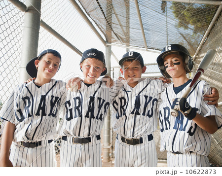 USA, California, Ladera Ranch, boys (10-11) from  little league baseball team  10622873