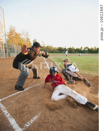 USA, California, Ladera Ranch, boys (10-11) playing baseball 10622887
