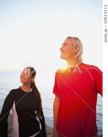 Portrait of male and female joggers at sea 10623111