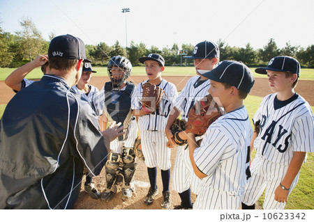 USA, California, Ladera Ranch, coach training little league baseball team (10-11) 10623342
