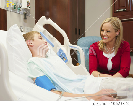 Mother visiting son (10-11) in hospital 10623370