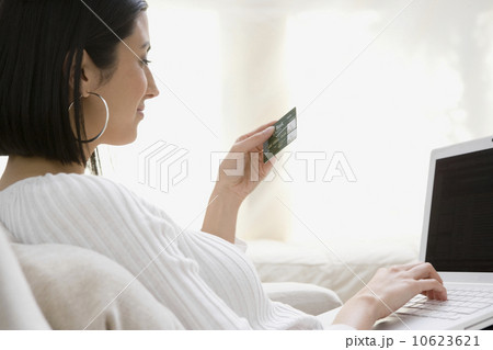 Woman shopping online Woman shopping online 10623621