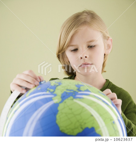 Boy looking at globe Boy looking at globe 10623637