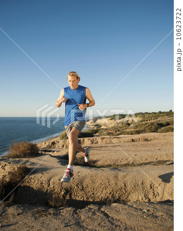 USA, California, San Diego, Man jogging along sea coast USA, California, San Diego, Man jogging along sea coast 10623722