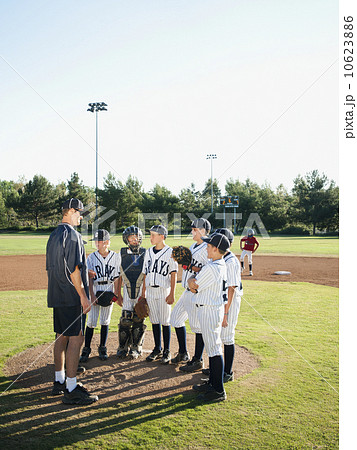 USA, California, Ladera Ranch, coach training little league baseball team (10-11) USA, California, Ladera Ranch, coach training little league baseball team (10-11) 10623886