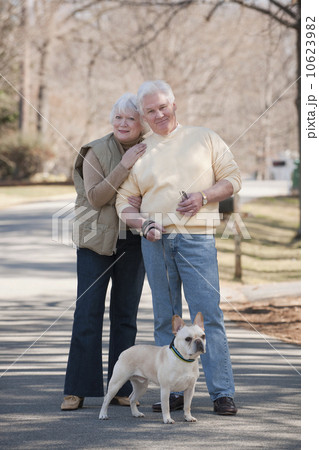 USA, Virginia, Richmond, portrait of senior couple with dog USA, Virginia, Richmond, portrait of senior couple with dog 10623982