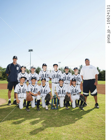 USA, California, Ladera Ranch, portrait of little league players (aged 10-11) 10624131