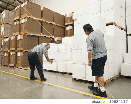 Warehouse workers scanning delivery 10624137