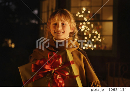 Couple packing up boxes Couple packing up boxes 10624154