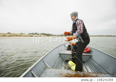 Man pulling net full of crabs 10624289