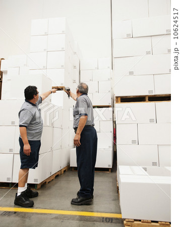 Warehouse workers scanning delivery 10624517